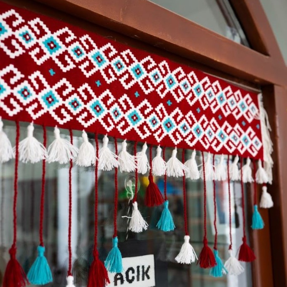 Akrep Motifli El Dokuması Kilim Kapı Süsü