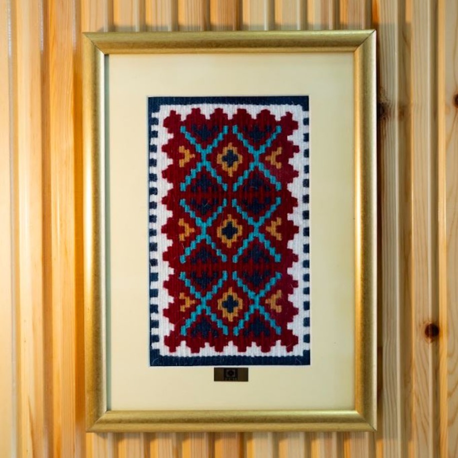 Taç Motifli El Dokuması Kilim Tablo